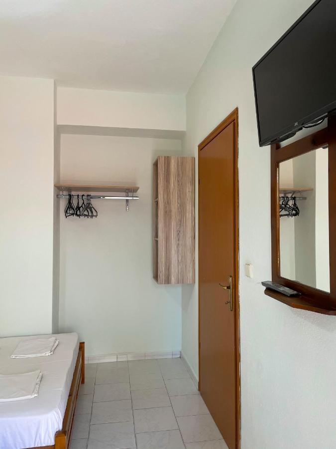 Thealos Inn เนอาวรัสนา ภายนอก รูปภาพ